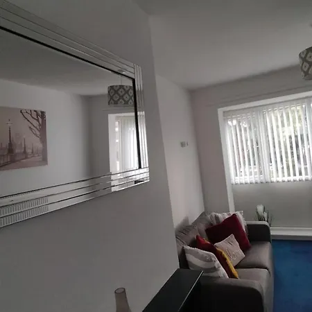 Lejlighed Leeson House In Harborne, Near Botanical Gardens, Queen Elizabeth Hospital, University, Utilita Arena, Edgbaston Cricket Ground, Cadbury World And The Mac, With Free Parking Birmingham