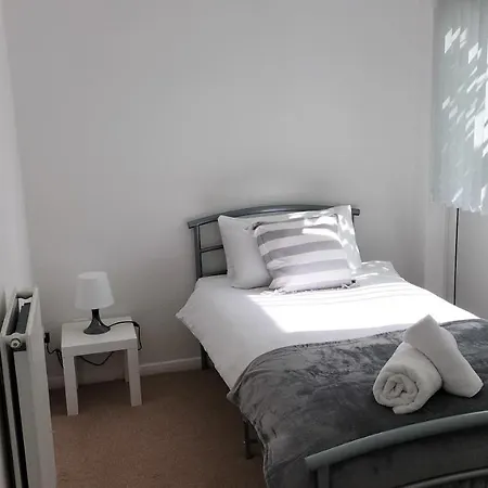 Lejlighed Leeson House In Harborne, Near Botanical Gardens, Queen Elizabeth Hospital, University, Utilita Arena, Edgbaston Cricket Ground, Cadbury World And The Mac, With Free Parking Birmingham