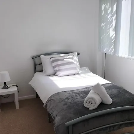 Leeson House In Harborne, Near Botanical Gardens, Queen Elizabeth Hospital, University, Utilita Arena, Edgbaston Cricket Ground, Cadbury World And The Mac, With Free Parking